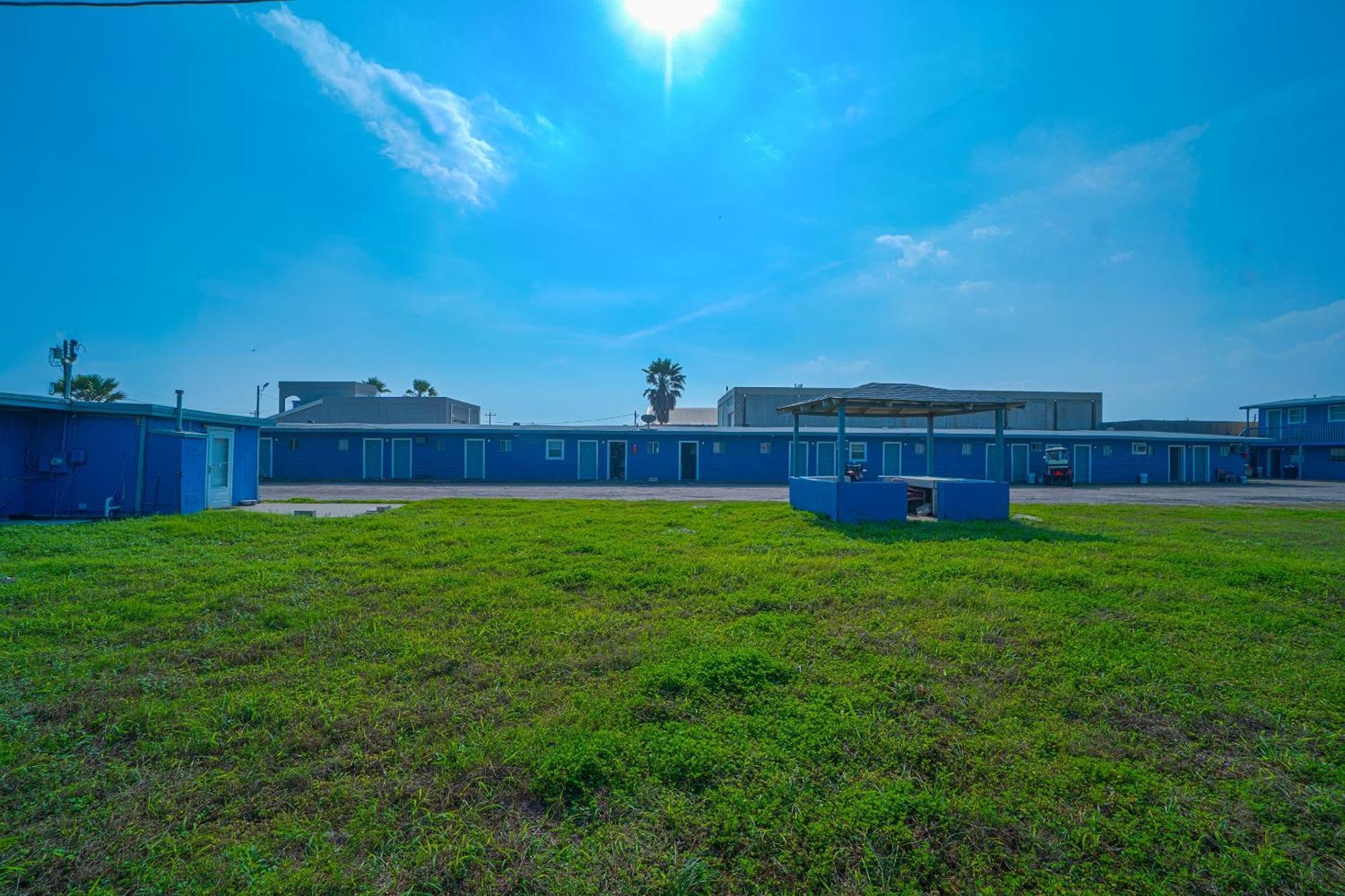 Monterrey Padre Island, By Oyo 2*